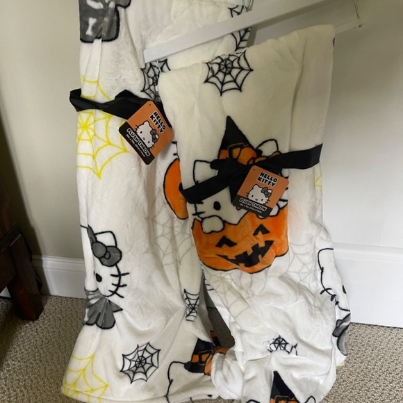 Hello Kitty Halloween 2023 Throw Blanket - Picture 3 of 3